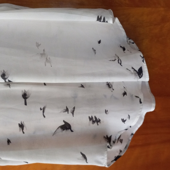 Nue Options White V-Neck Pleated Blouse With Bird Print *MED* - Picture 3 of 8